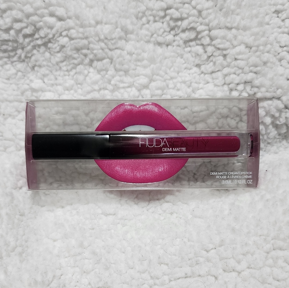 Huda Beauty Demi Matte Lipstick in Passionista